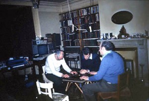 Researcher Kenneth BATCHELDOR conducts an experiment in  table-moving by PK  [photo 2 of 4]      Date: 26 April 1984